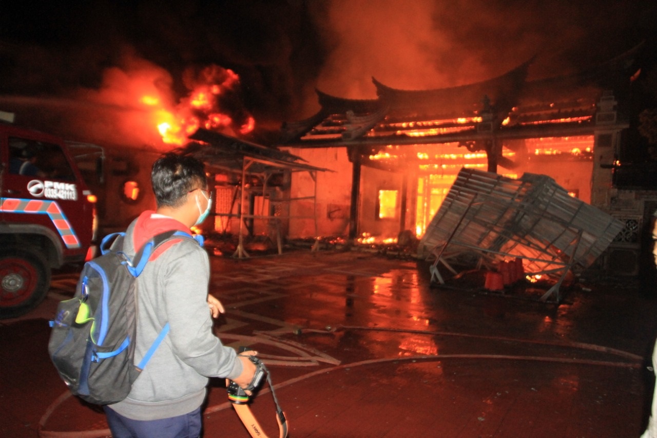 KLENTENG Tri Dharma Sumber Naga, Kota Probolinggo terbakar. (Foto: Ikhsan/ngopibareng.id)