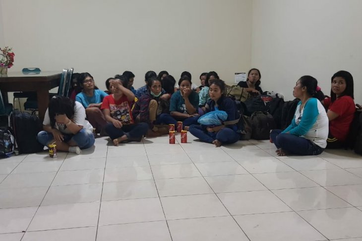 Para calon pekerja migran yang hendak ditempatkan oleh PT DBPM secara nonprosedur. Usai sidak tim Kemnaker, para calon pekerja migran ini kemudian diamankan ke Rumah Perlindungan dan Trauma Center (RPTC) Kementerian Sosial di Bambu Apus, Cipayung, Jakarta Timur.  (Foto: Antara/Dokumentasi Kemnaker)