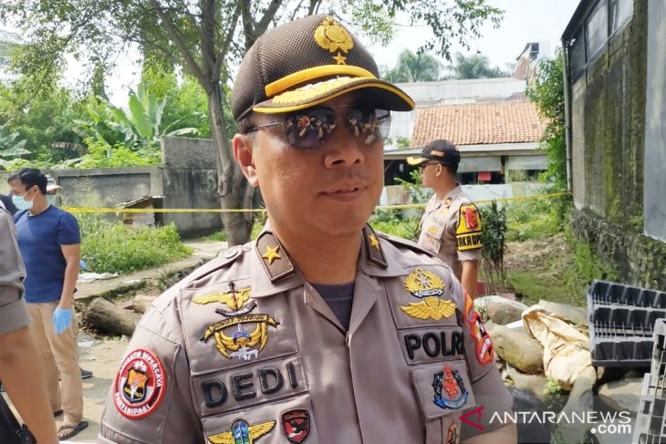 Kepala Biro Penerangan Masyarakat (Karo Penmas) Divisi Humas Polri, Brigjen Pol Dedi Prasetyo saat press rilis di tempat kejadian perkara (TKP) kediaman terduga teroris berinisial E alias AR (51), Naggewer Kecamatan Cibinong, Kabupaten Bogor, Sabtu 18 Mei 2019. (Foto: Antara/M Fikri Setiawan)