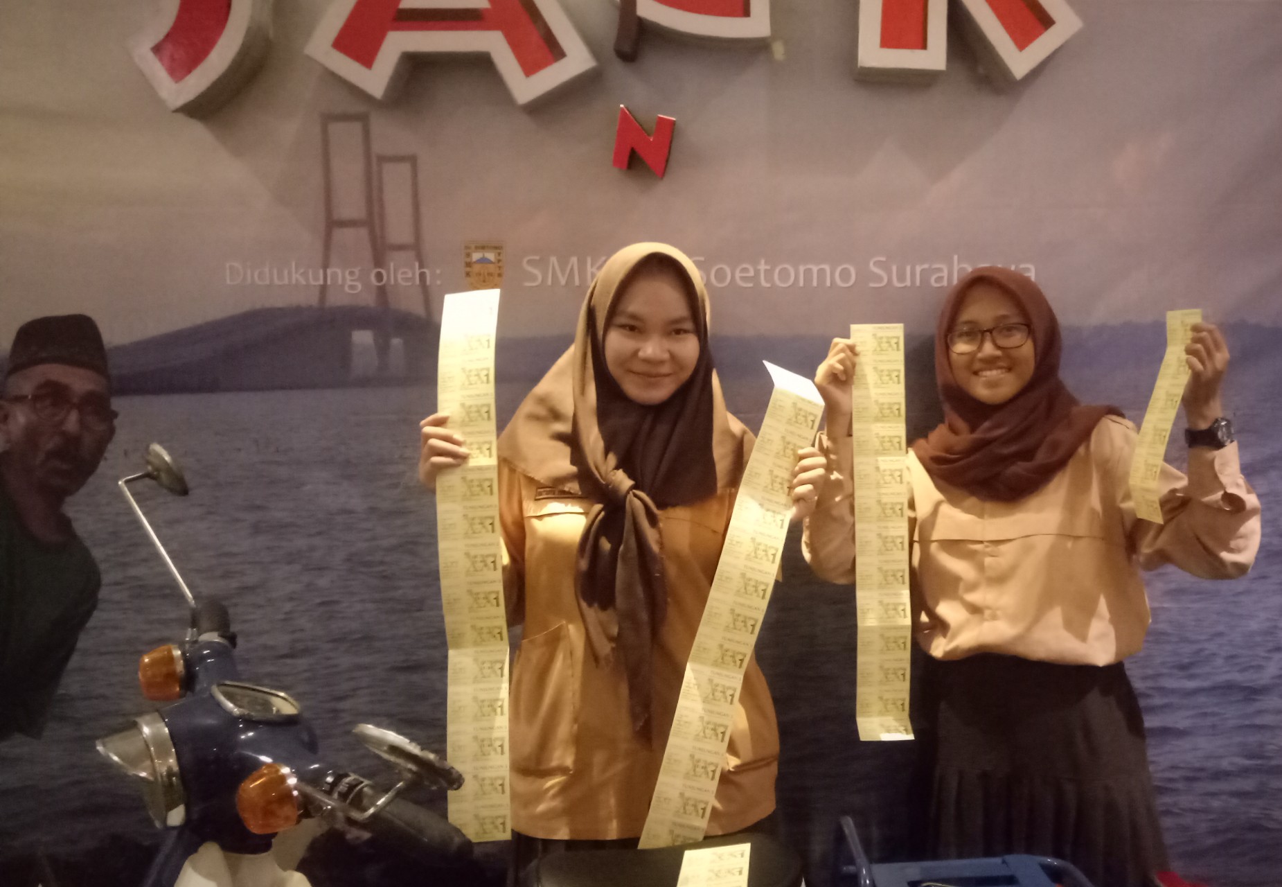 Dua orang remaja sedang menunjukkan tiket nonton Film 'Jack'  (Foto: Pita/ngopibareng.id)