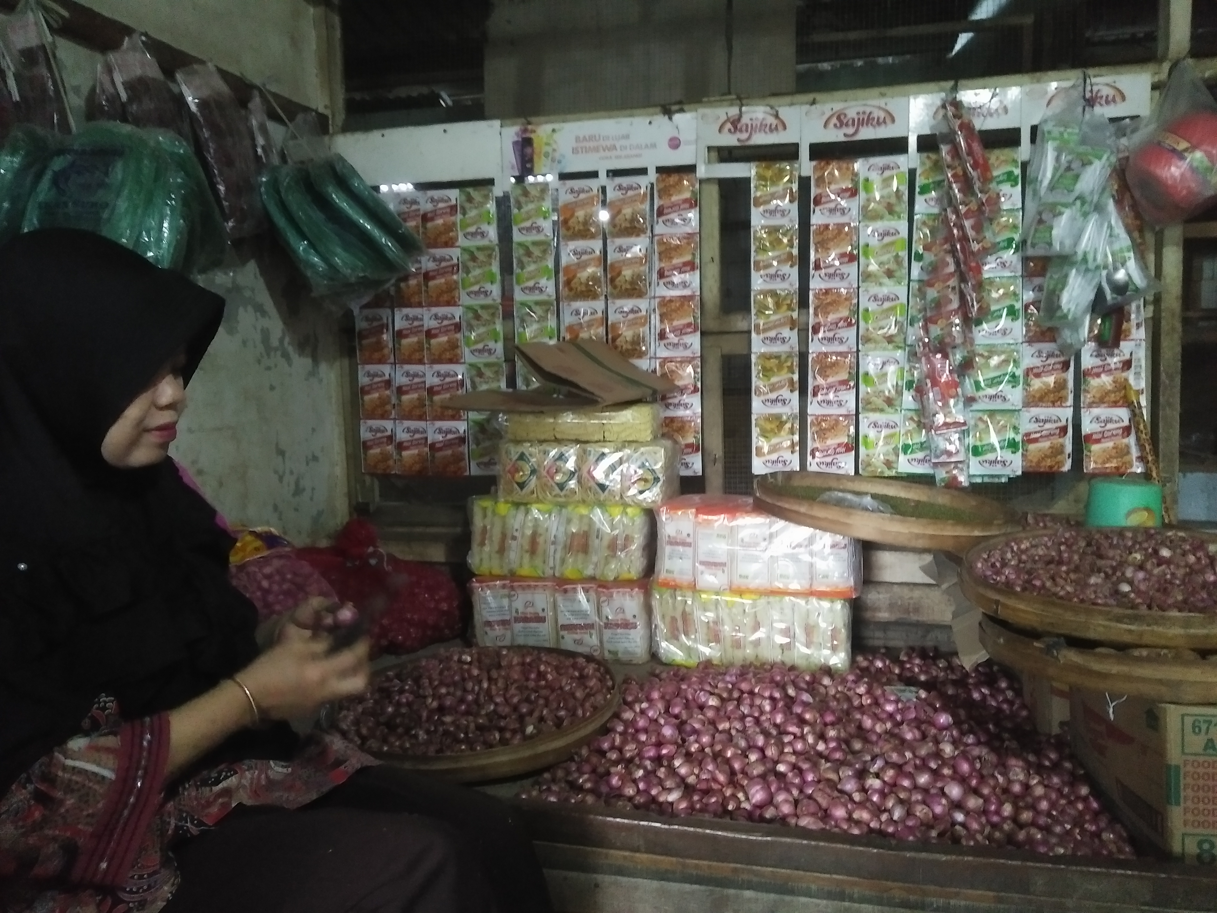 Salah satu pedagang di Pasar Sidoharjo Lamongan. (Foto: kiki/ngopibareng.id)