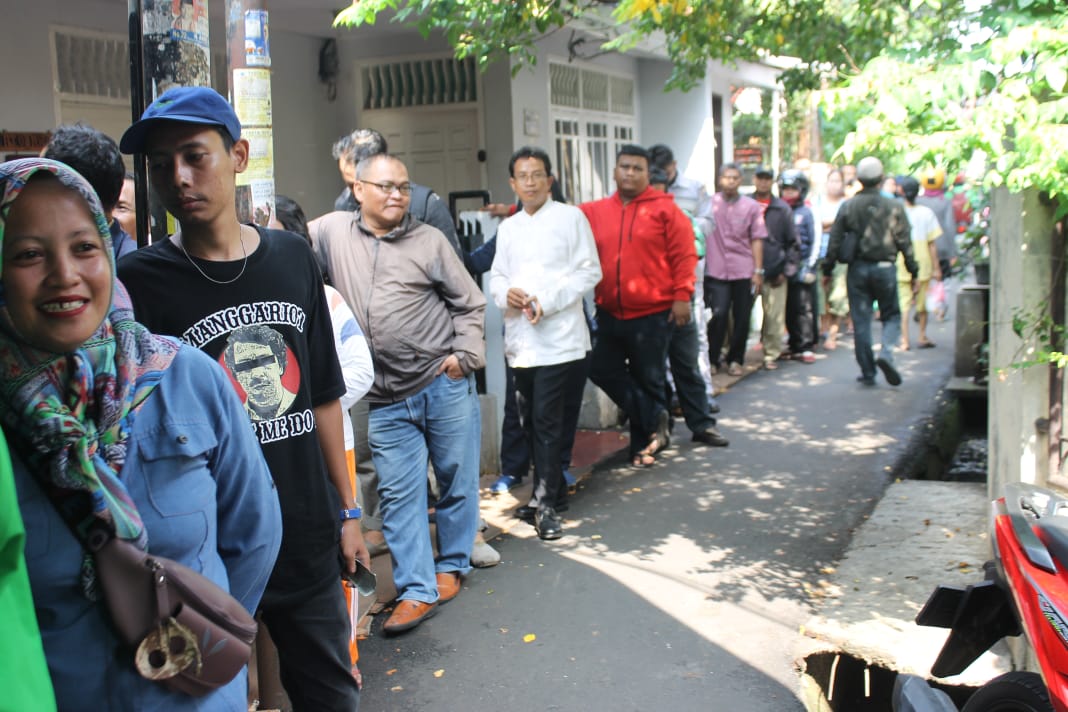Antrean panjang pemeli Asinan Betawi H. Asymuni. (Foto: Asmanu/ngopibareng)