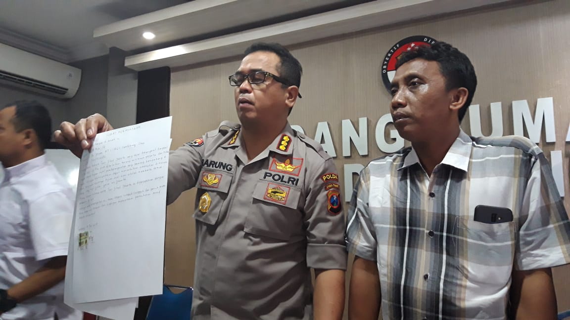 Koordinator Tour Jihad 22 Mei 2019, Surabaya - Jakarta, Muhammad Roni (kanan), mendatangi Markas Kepolisian Daerah (Mapolda) Jawa Timur (Jatim), di Surabaya, Minggu 19 Mei 2019. (Foto: Farid/ngopibareng.id)