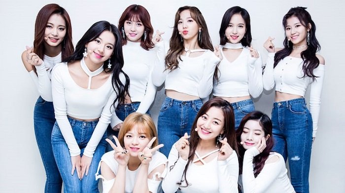 Girlgroup Twice diundang untuk memeriahkan festival musik kampus.