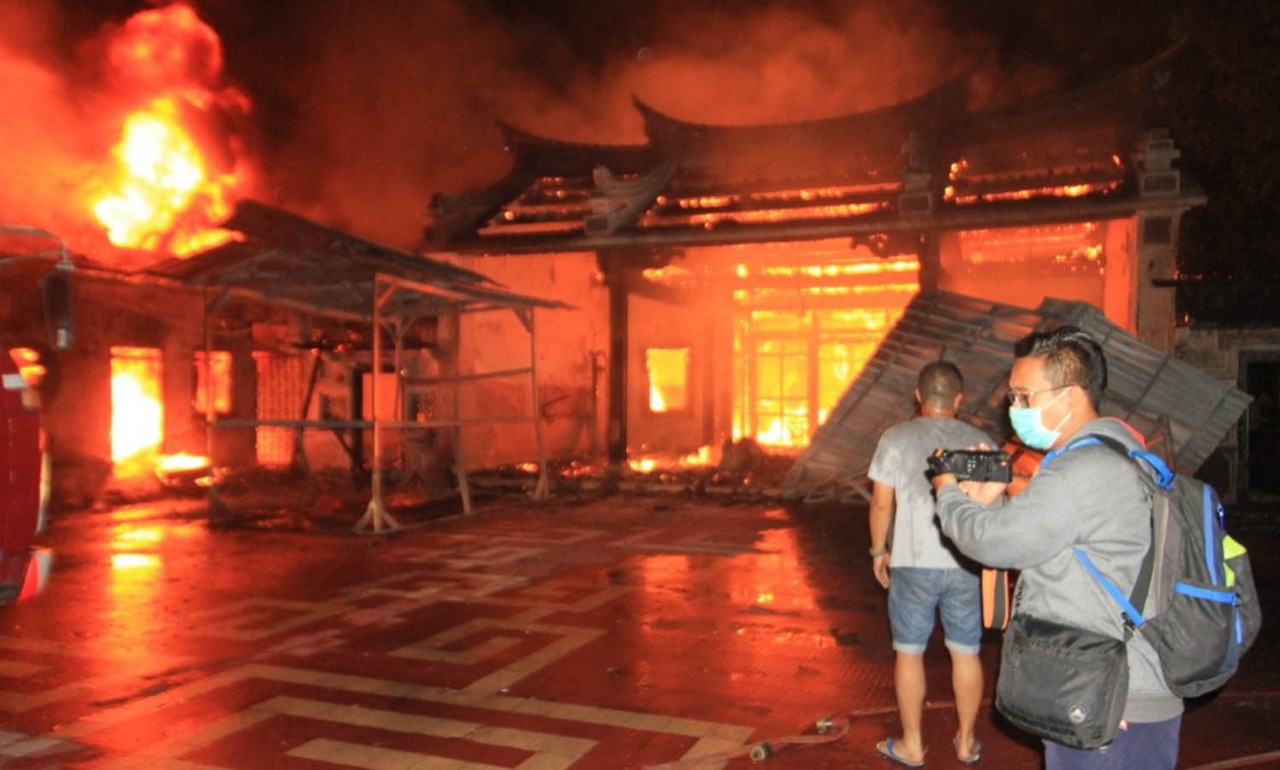 KLENTENG Sumber Naga, Kota Probolinggo terbakar, Jumat malam hingga Sabtu dinihari lalu. (Foto: Ikhsan/ngopibareng.id)
