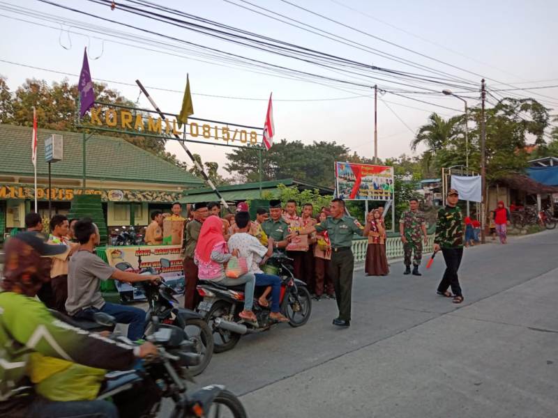 Danramil 0815/08 Dawarblandong Bersama Anggota Saka Wira Kartika Bagikan Takjil Bagi Pengguna Jalan