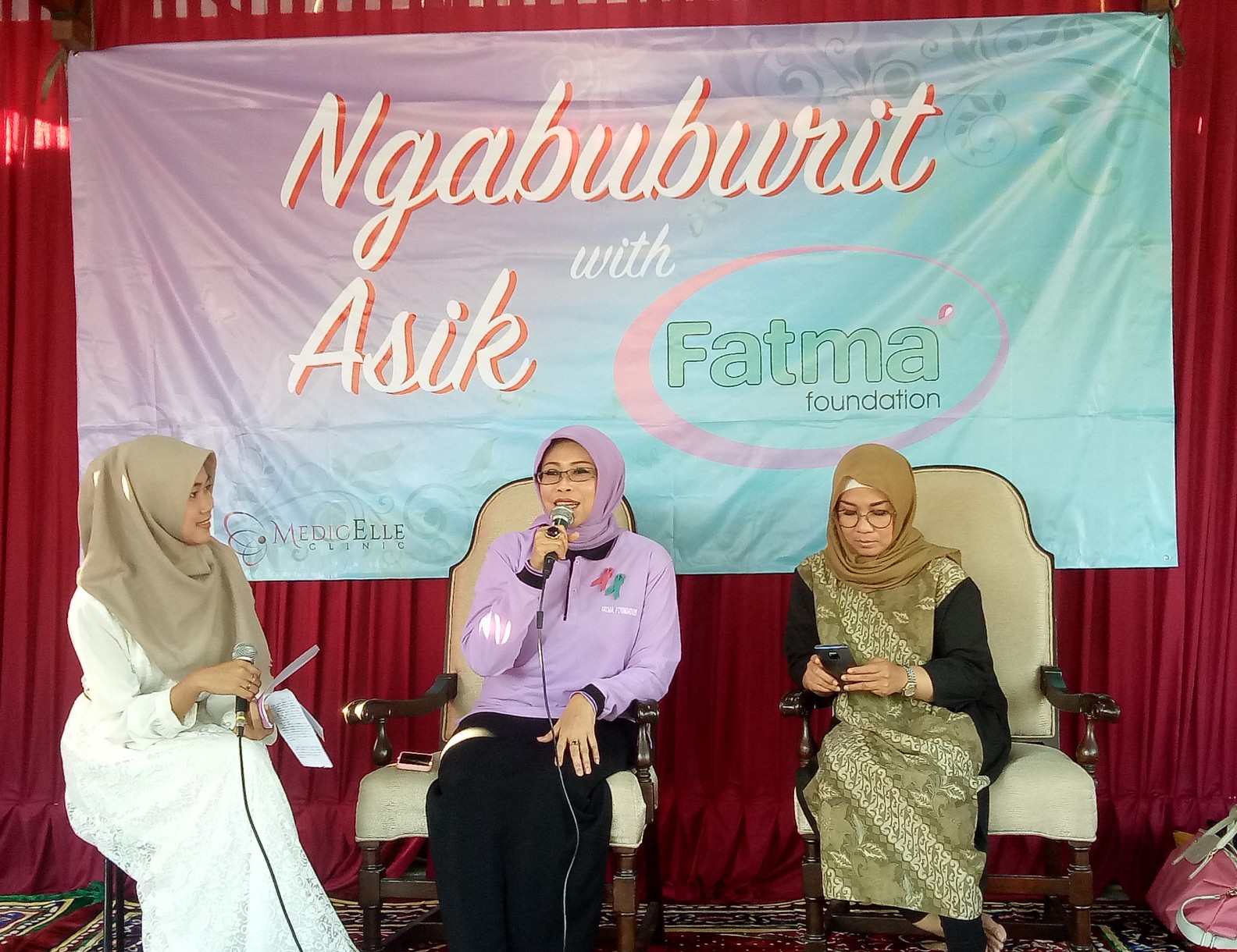 Fatma Sayifullah Yusuf (tengah) saat meyapa kaum milenial di omah kayu Fatma Foundation, Minggu, 19 Mei 2019 (Foto: Pita/ngopibareng.id)