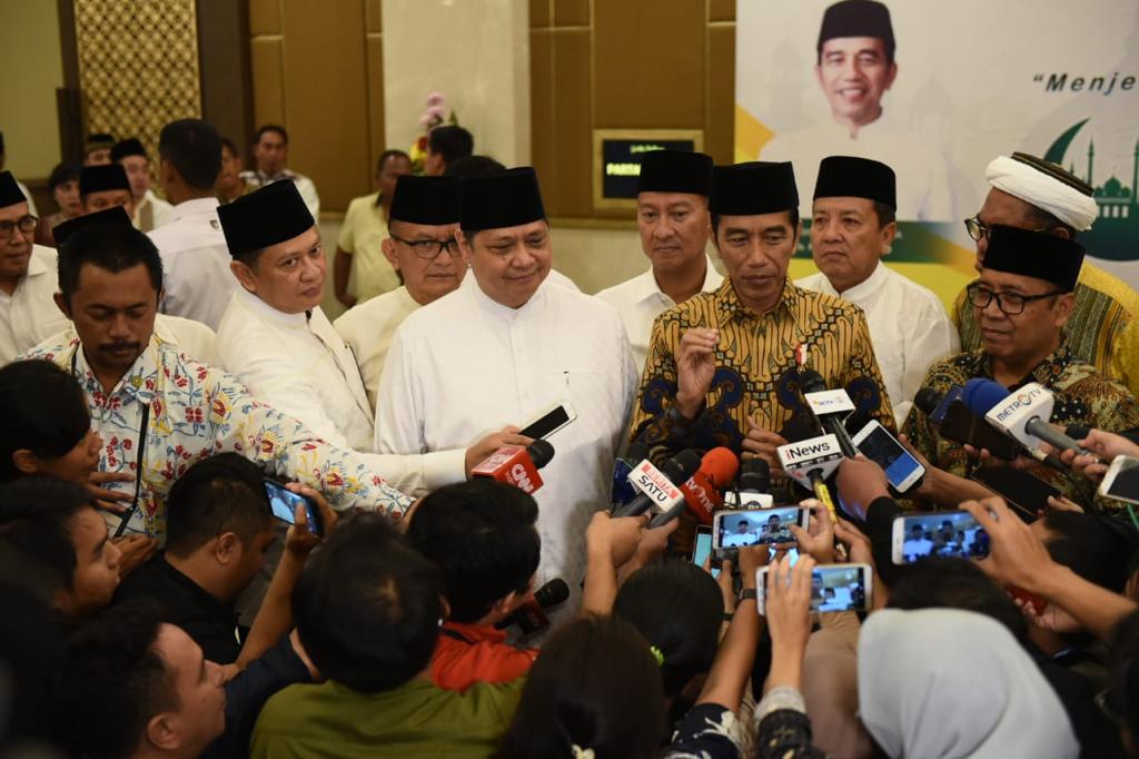 Presiden Joko Widodo bersama Ketua DPR Bambang Soesatyo menghadiri buka puasa bersama DPP Partai Golkar Minggu 19 Mei 2019. (Foto: Asmanu/ ngopibareng.id)