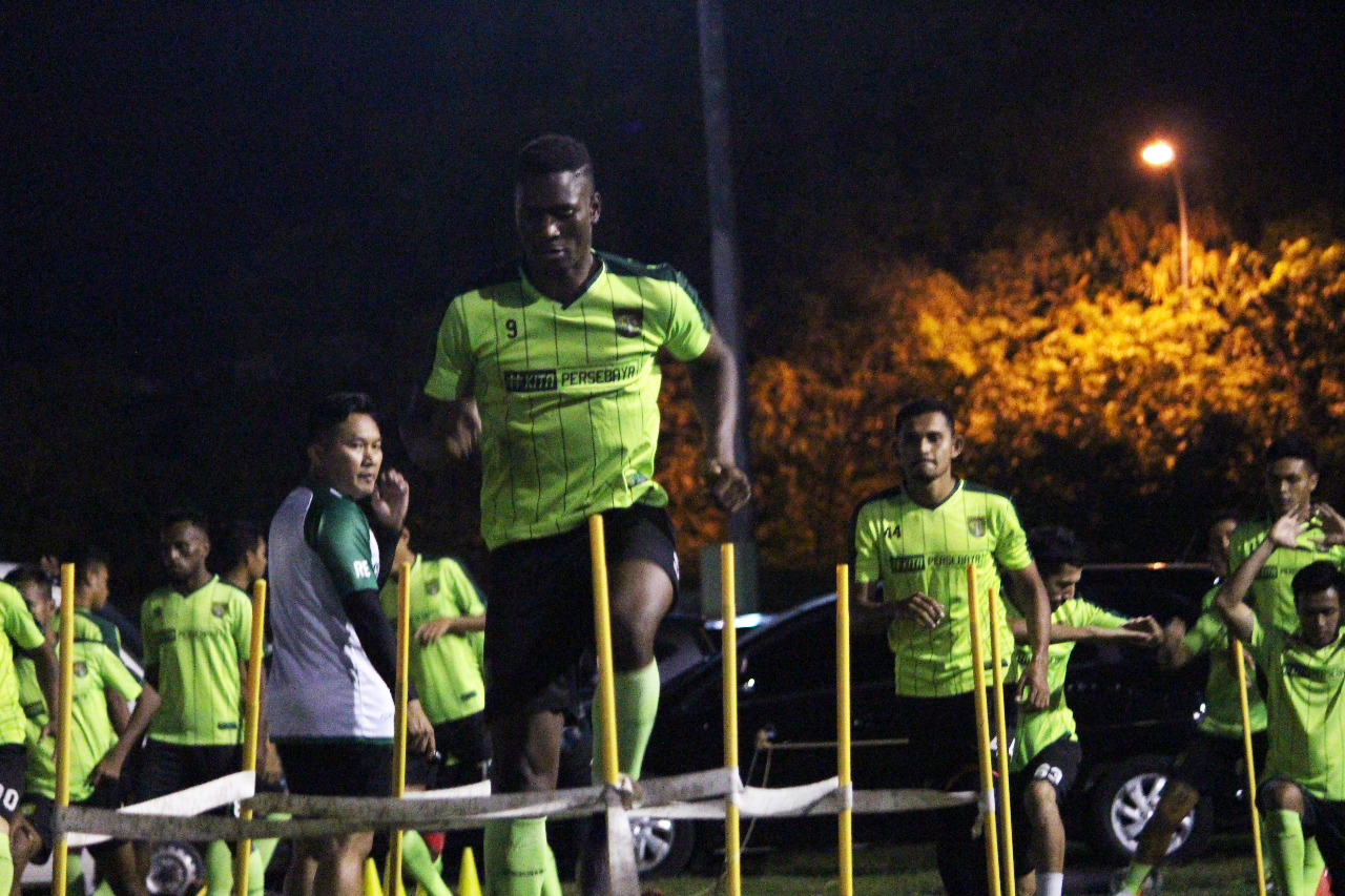 Skuat Persebaya berlatih malam hari di Sidoarjo. (foto: Haris/ngopibareng.id)