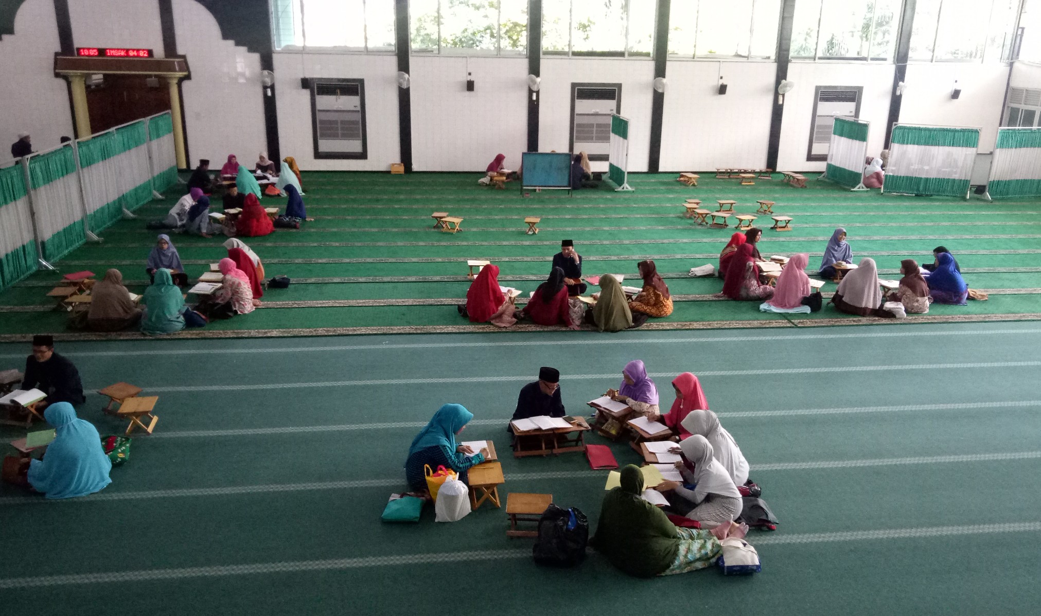 Suasana siang hari di masjid Al-Falah Suarabaya.  (Foto: Pita/ngopibareng.id)