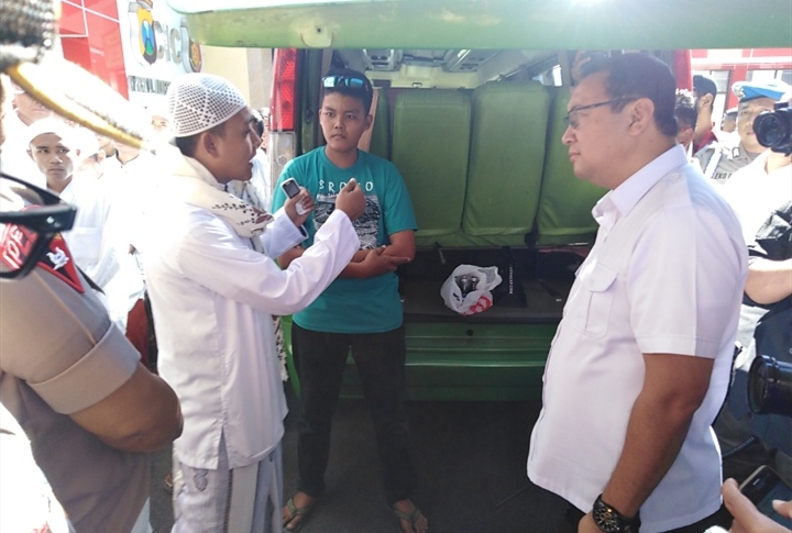 Polisi tengah memeriksa pimpinan rombongan massa 22 Mei, yang diduga membawa benda mencurigakan, Senin 22 Mei 2019. (Foto: Farid/ngopibareng.id)