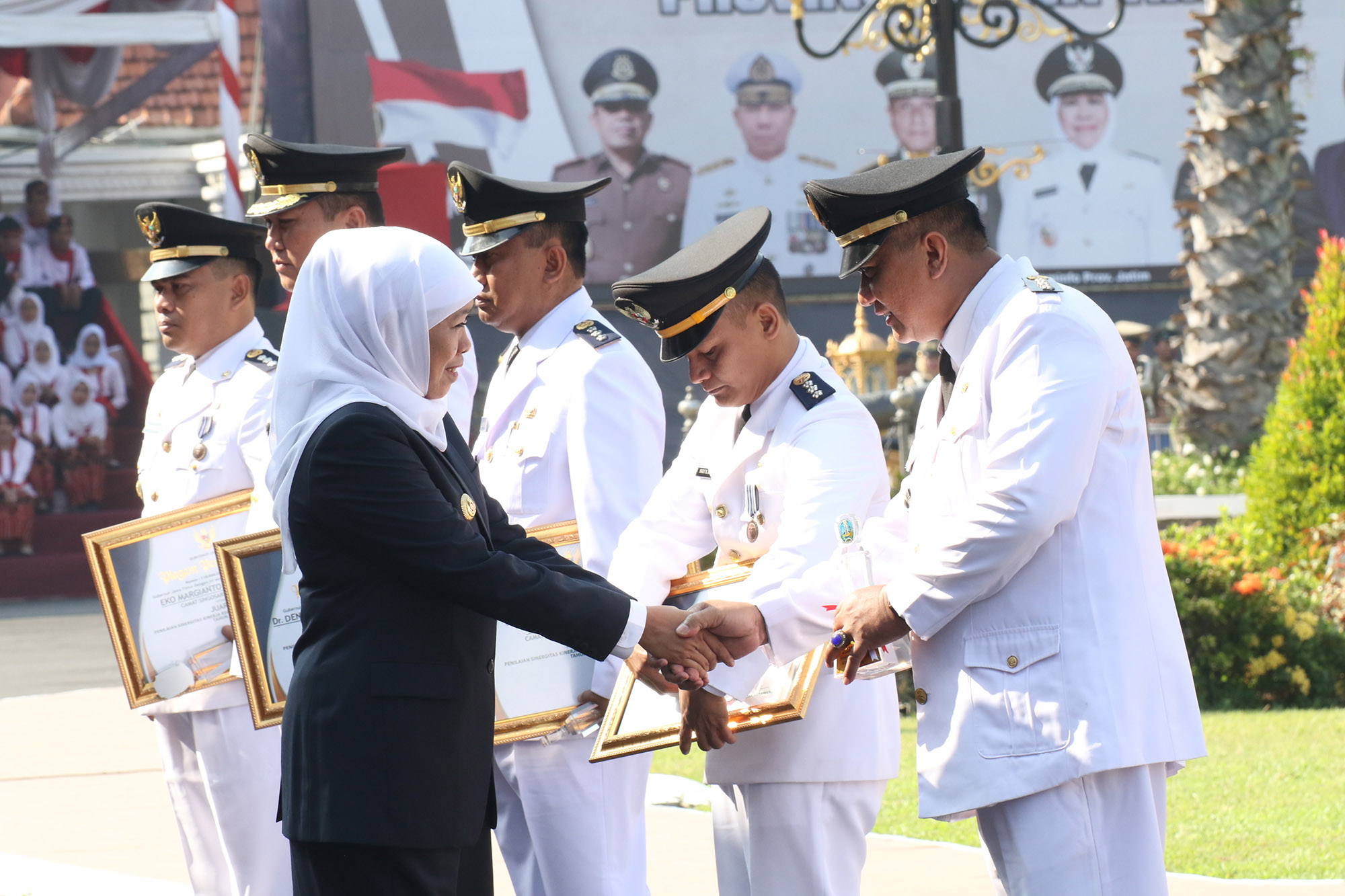 Gubernur Jawa Timur, Khofifah Indar Parawansah saat upacara Harkitnas ke-111 di Gedung Negara Grahadi, (Foto: Faiq/ngopibareng.id) 