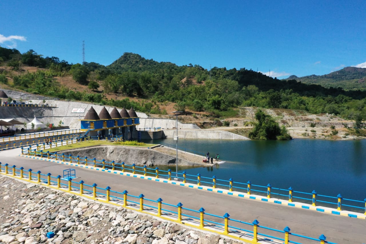 Bendungan Rotiklot  NTT dilatar belakangi panorama yang I ndah, diresmikan Presiden Senin 20 Mei 2019. (Foto: Biro Pers Setptes)