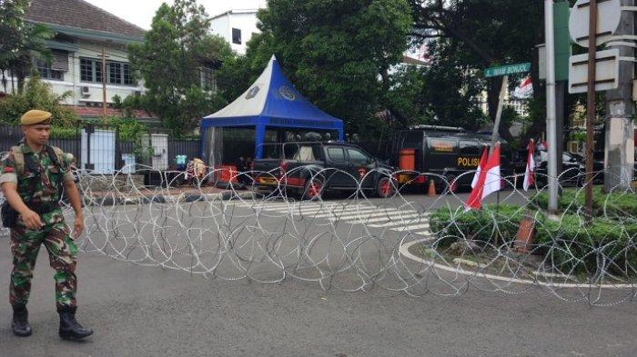 Kawat berduri memblokade area Gedung Komisi Pemilihan Umum (KPU), Jalan Imam Bonjol, Menteng, Jakarta Pusat.