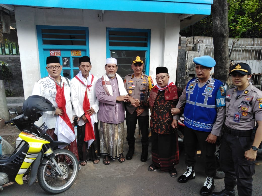 (tengah) Kombes Pol Sandi Nugroho. (Foto: Farid/ngopibareng.id) 