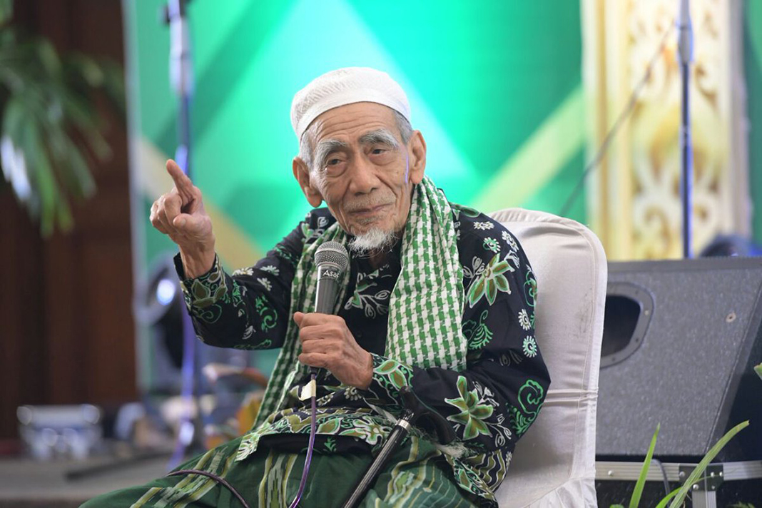 KH Maimoen Zubair, Pengasuh Pesantren Al-Anwar Sarang Rembang.. (Foto: ist/ngopibareng.id)