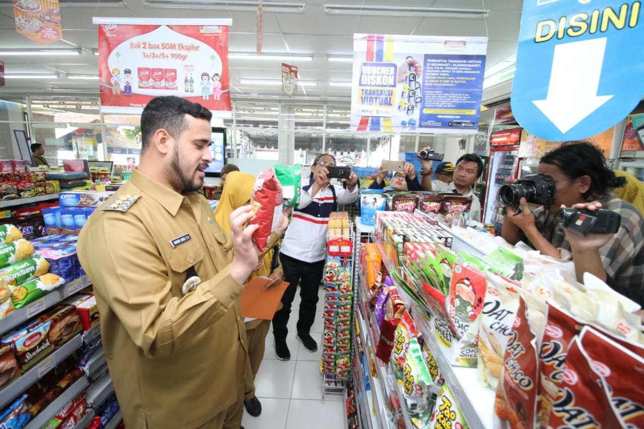 WALI KOTA saat sidak makanan dan minuman (mamin) di sejumlah swalayan di Kota Probolinggo. (Foto: Istimewa/ngopibareng.id)