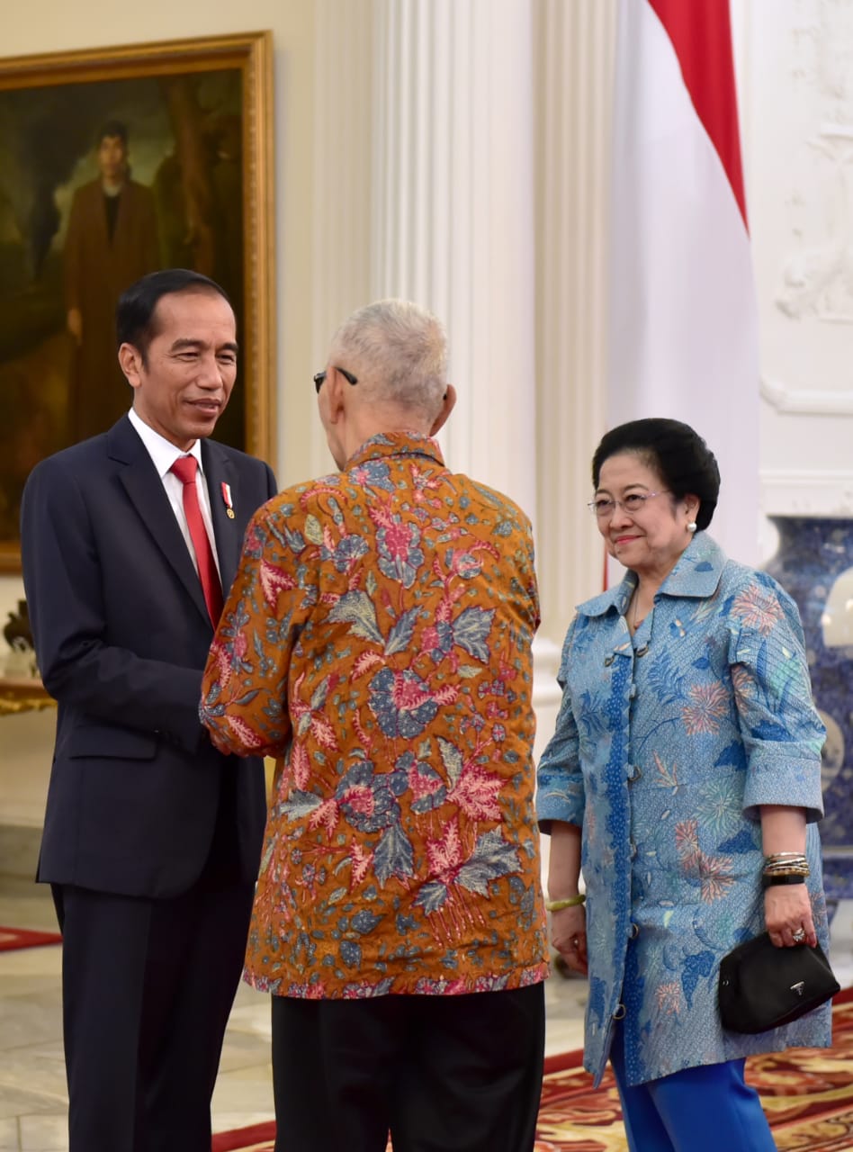 Jenderal (purn) Tri Sutrisno dan Ketua Umum PDI Perjuangan, Megawati Soekarnoputri menyampaikan ucapan selamat kepada Jokowi yang menang dalam Pilpres 2019. (Foto: Biro Pers Setpres)