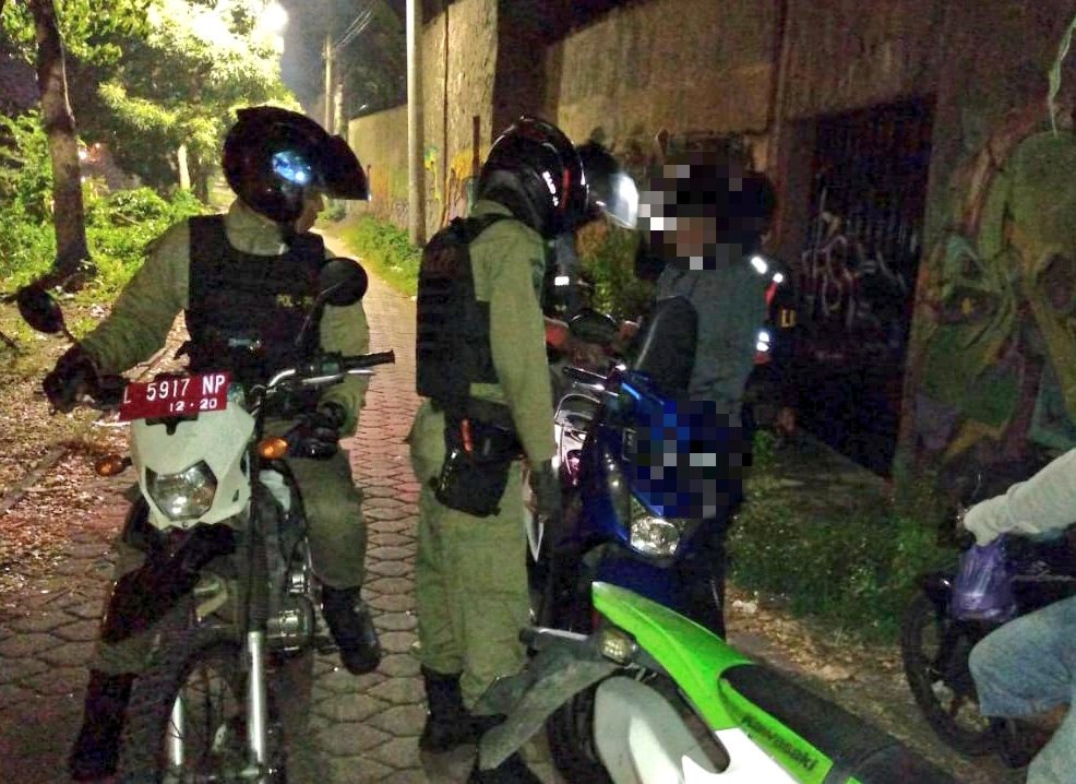 Satpol PP saat merazia pelaku homoseksua, Senin 20 Mei 2019. (Foto: dok. Satpol PP Surabaya)