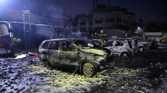 Sejumlah mobil di Asrama Brimob Petamburan, Tanah Abang, Jakarta terbakar setelah diserang demonstran pendukung calon presiden Prabowo Subianto, Rabu dini hari 22 Mei 2019. [Foto: Antara/Sigid Kurniawan]
