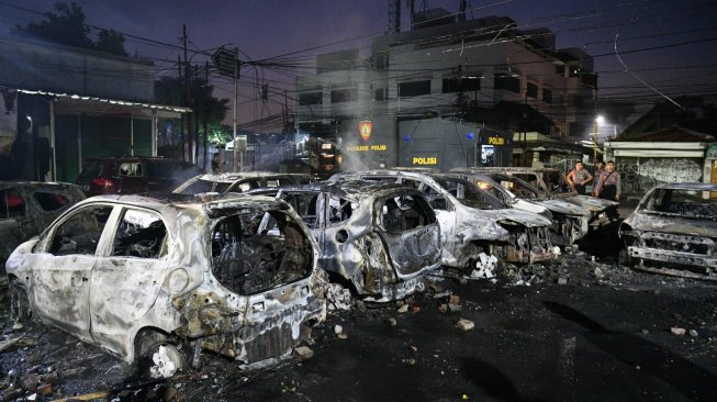 Sejumlah mobil di Asrama Brimob Petamburan, Tanah Abang, Jakarta terbakar setelah diserang demonstran pendukung calon presiden Prabowo Subianto, Rabu dini hari 22 Mei 2019. [Foto: Antara/Sigid Kurniawan]