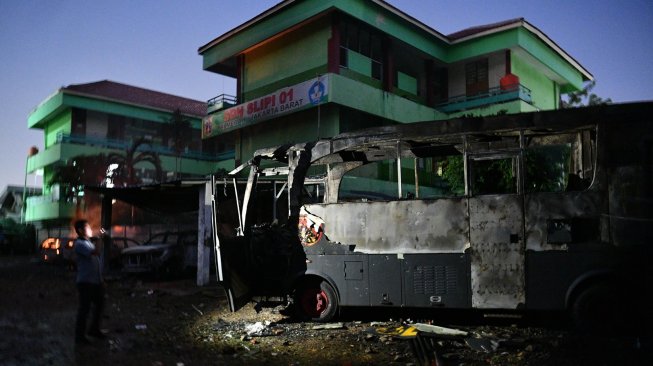 Sejumlah mobil di Asrama Brimob Petamburan, Tanah Abang, Jakarta terbakar setelah diserang demonstran pendukung calon presiden Prabowo Subianto, Rabu dini hari 22 Mei 2019. [Foto: Antara/Sigid Kurniawan]