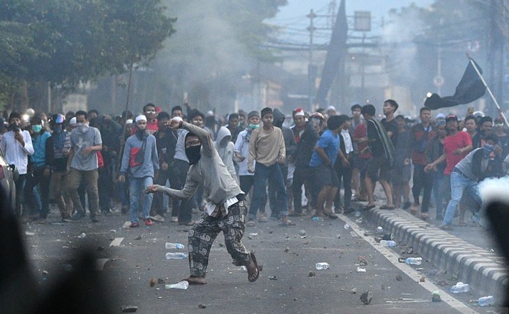 Bentrok antara polisi dan massa aksi di Jalan KS Tubun, Jakarta, Rabu 22 Mei 2019. (Foto: Antara/Sigid Kurniawan)