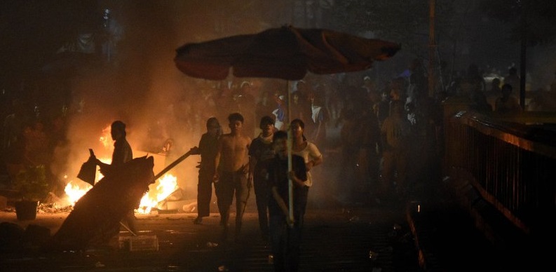 Massa melakukan perlawanan ke arah Brimob di Kawasan Tanah Abang, Jakarta, Rabu 22 Mei 2019 dini hari WIB. (Foto: Antara) 