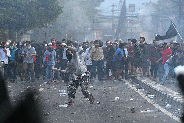 Bentrok antara polisi dan massa aksi di Jalan KS Tubun. (Foto: Sigid/Antara)