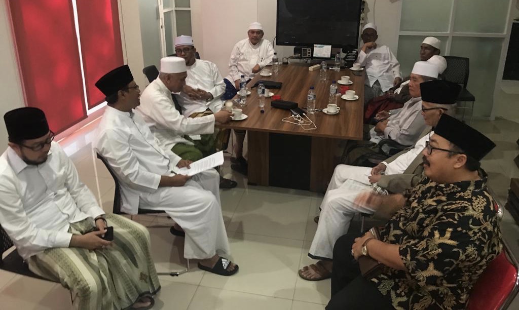 KH Ahmad Fahrur Rozi (kanan) saat berdiskusi masalah bangsa dengan beberapa Gus dan Kiai. (Foto: dok/ngopibareng.id)