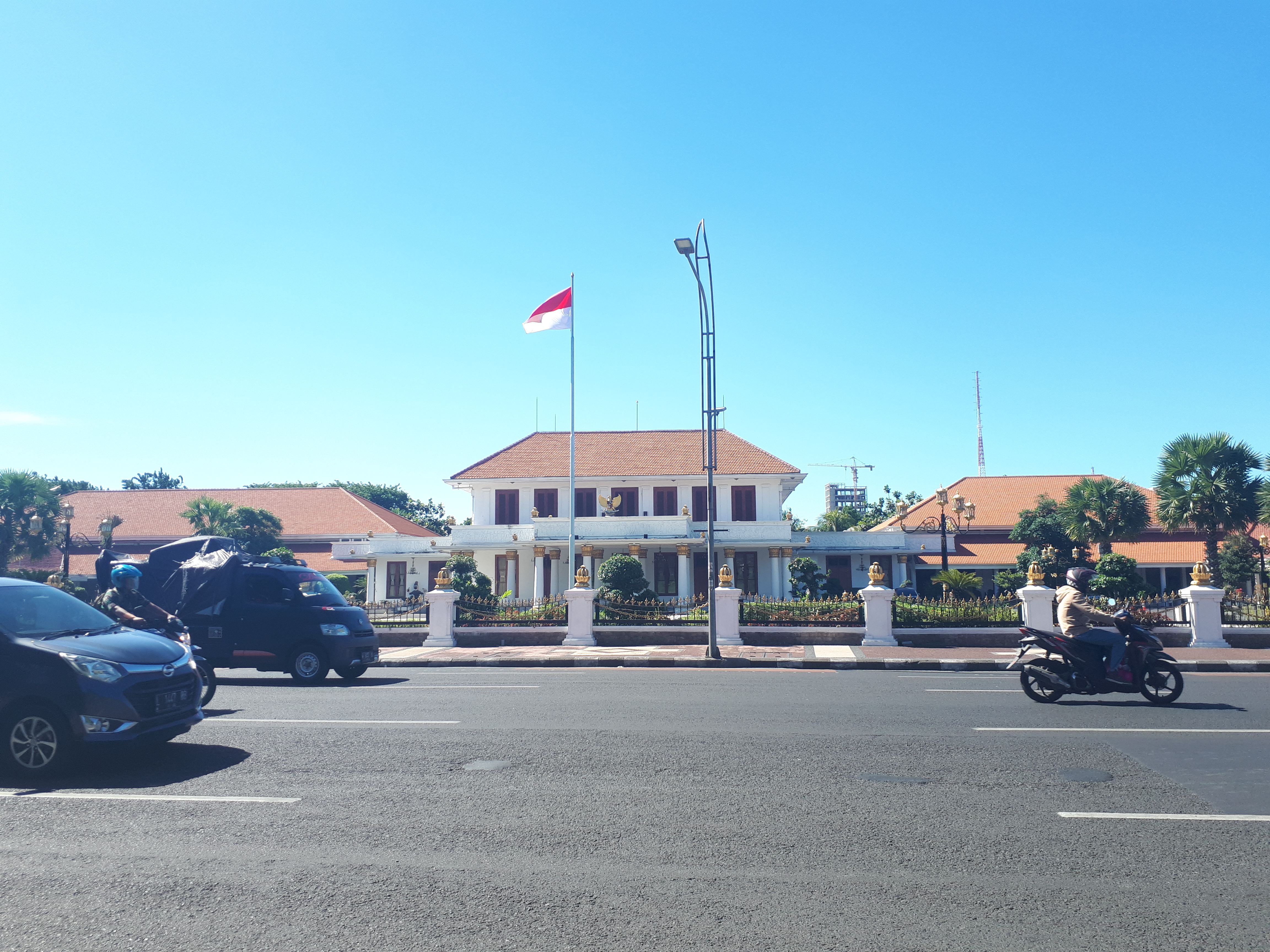 Gedung Negara Grahadi terpantau sepi, aman, dan lancar. (Foto: Alief/ngopibareng.id)