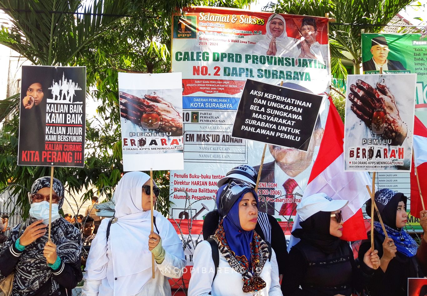 Demo di depan KPU Surabaya, Rabu 22 Mei 2019. (foto: Haris/ngopibareng.id)