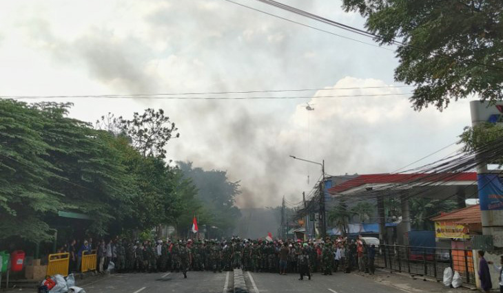 Pasukan TNI diturunkan untuk bersiaga. (Foto: Antara)