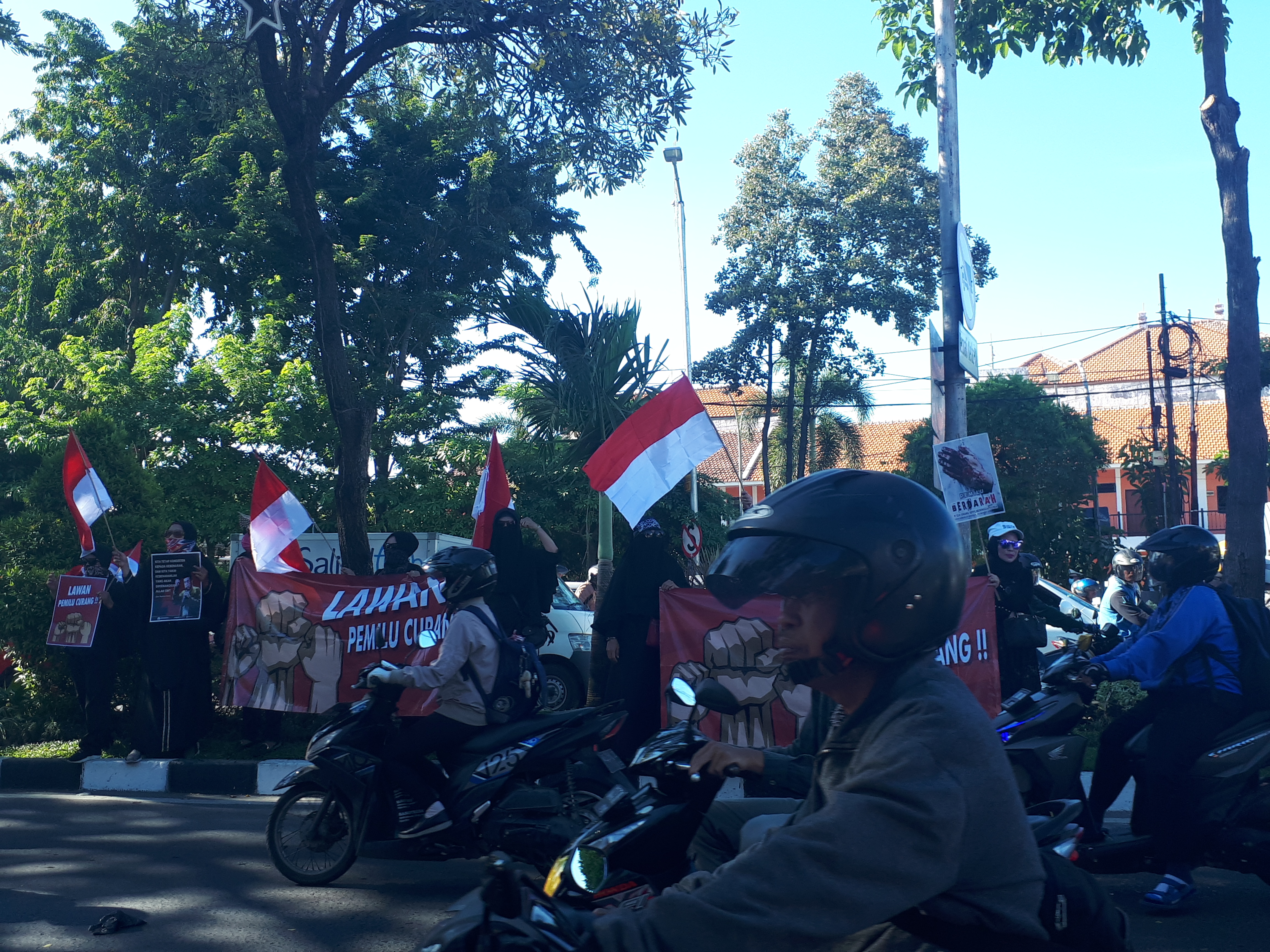 Kumpulan emak-emak pun turun membantu aksi.