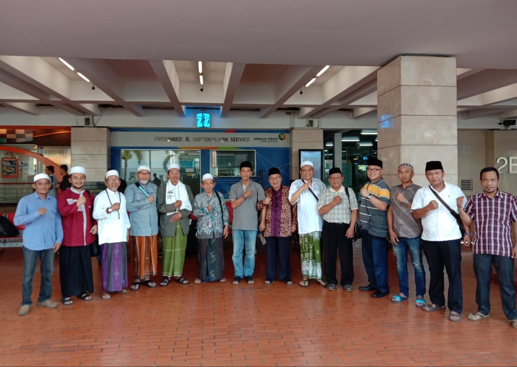 Cucu salah satu pendiri Nahdlatul Ulama (NU), KH Wahab Hasbullah yaitu KH Solachul Aam Wahib Wahab atau Gus Aam (tengah), saat bertolak ke Jakarta, Selasa 21 Mei 2019. (Foto: Istimewa) 