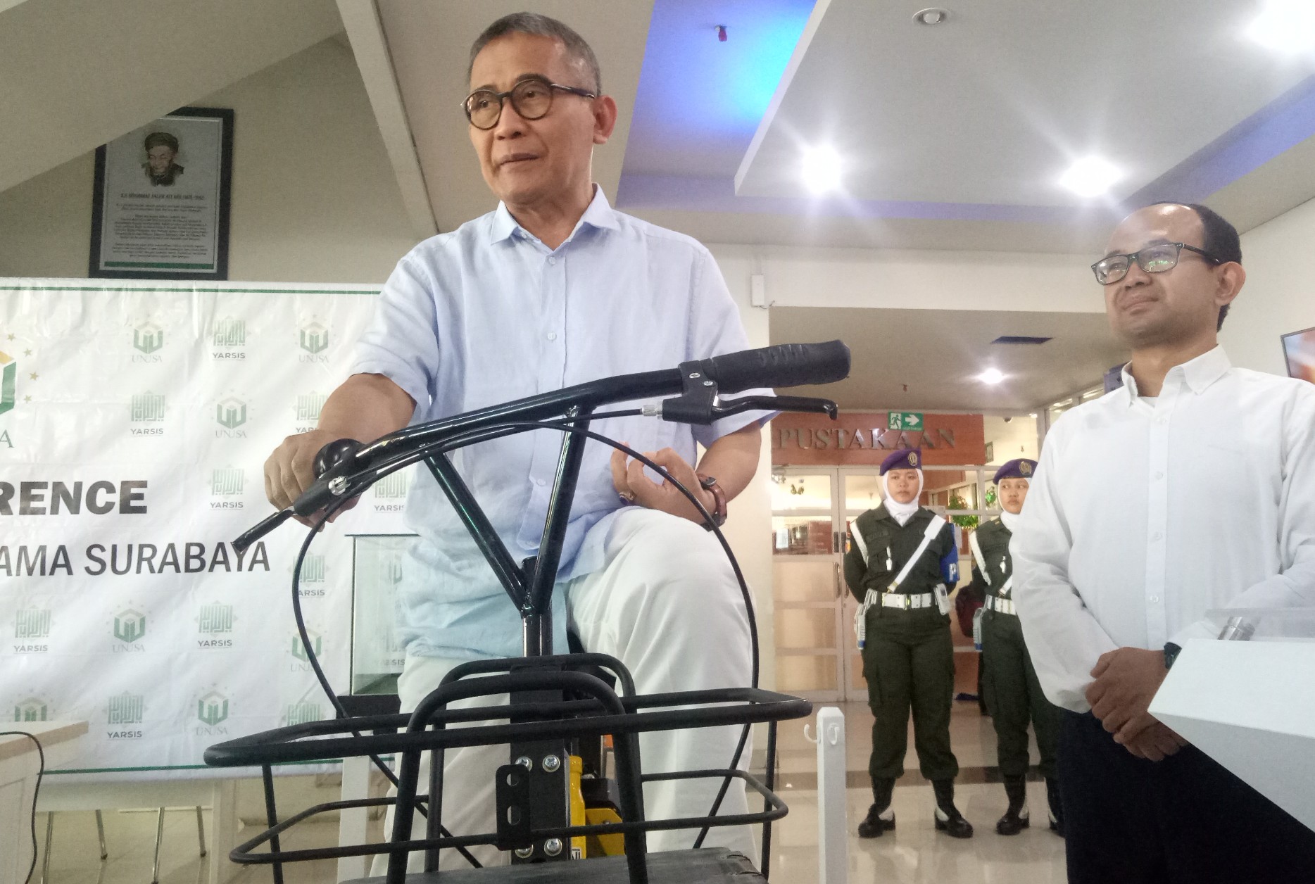 Rektor Unusa, Prof. Dr. Ir Achmad Jazidie, MEng Saat menaiki smartbike yang akan dikembangkan Unusa.  (Foto: Pita/ngopibareng.id)