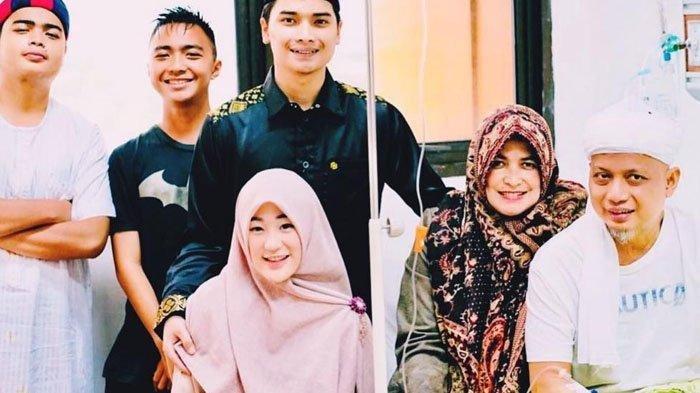 Mendiang ustadz Arifin Ilham bersama istri pertama, Wahyuniati, dan kedua putranya, Alvin (tengah) dan Ameer (kiri).