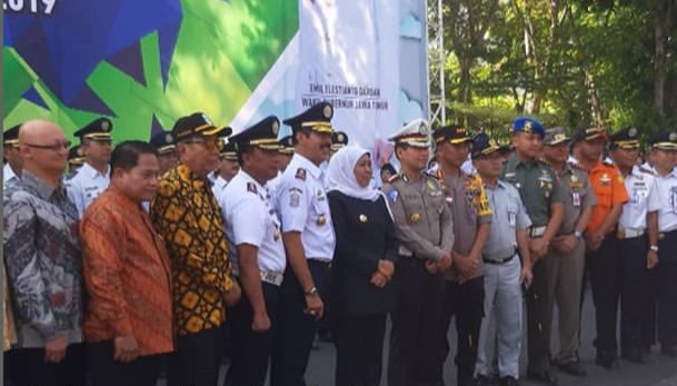 Gubernur Jawa Timur, Khofifah Indar Prawansa didampingi jajaran Muspimda Jatim hadiri Apel inas Perhubungan Jatim di Jl A Yani, Surabaya, Kamis, 23 Mei 2019. (Foto: Faiq/ngopibareng)