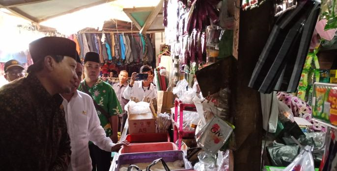 Bupati memimpin langsung operasi pasar untuk cek stok sembako di pasar.