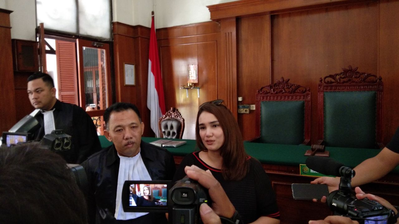 Artis Feby Febiola usai memberikan kesaksiannya di PN Surabaya, Kamis 23 Mei 2019. (Foto: Farid/ngopibareng.id) 