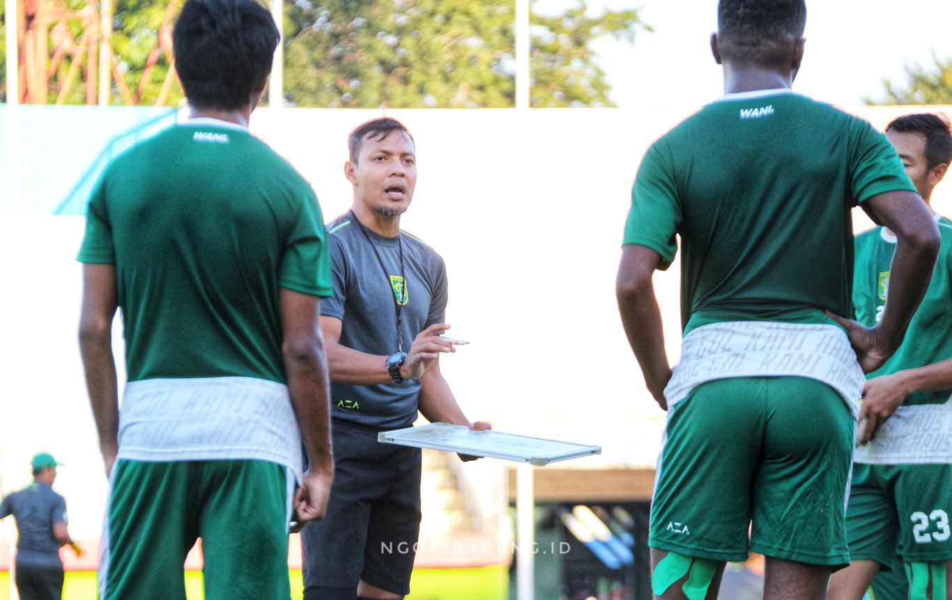 Asisten Pelatih Persebaya, Bejo Sugiantoro. (foto; Haris/ngopibareng.id)