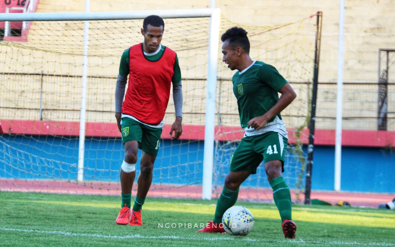 Pemain Persebaya, Ruben Sanadi dan Irfan Jaya. (foto: Haris/ngopibareng.id)