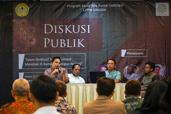 Ketua jurusan Ilmu Politik Fisip Unsoed, Luthi Makhasin, PhD (kiri) memaparkan pandangannya terkait Diskusi Publik "Islam Eksklusif Transnasional Merebak di Kampus-kampus Negeri" yang diadakan LPPM Unusia bekerjasama dengan Unsoed Purwokerto di Hotel Aston Purwokerto. (Foto: unisia for ngopibareng.id)