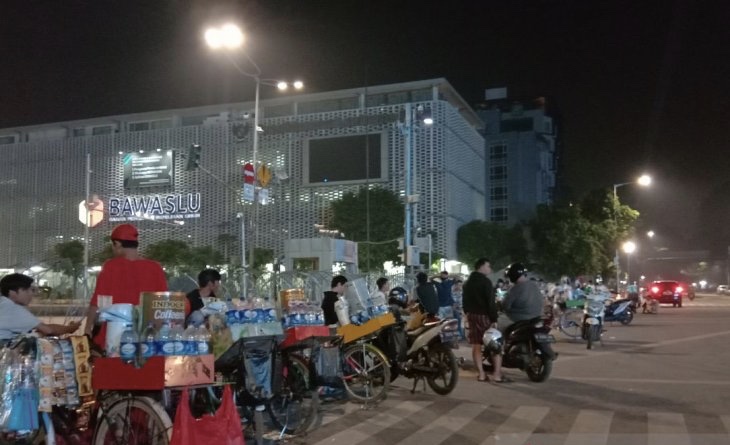 Warga berkerumun di dekat kantor Bawaslu. (Foto: dok/antara)