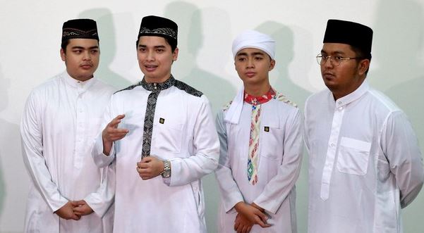 Muhammad Alvin Faiz (kedua dari kiri) bersama adiknya, Muhammad Ameer Azzikra (kiri) dan Muhammad Azka Nadjan (ketiga kiri).