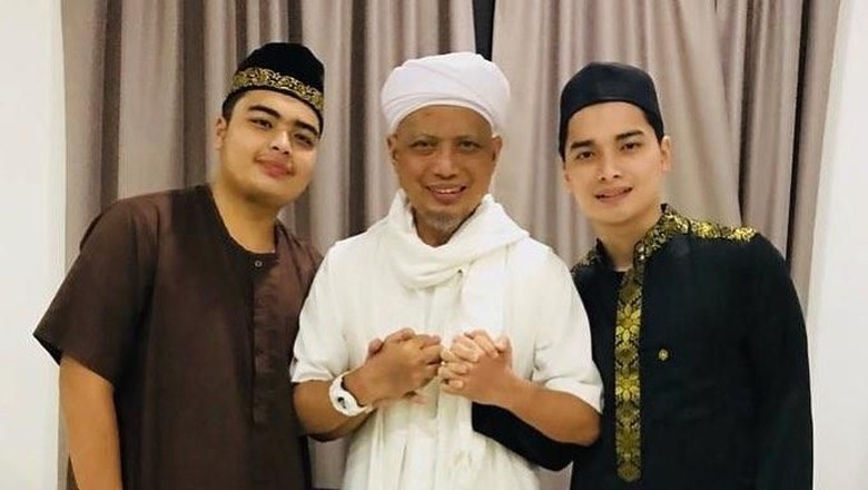 Foto kenangan ustadz Arifin Ilham bersama kedua putranya, Alvin dan Ameer.