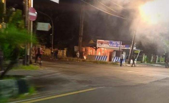 Pos Polantas di Solo terbakar hari Jumat dini hari. (Foto:Netizen)