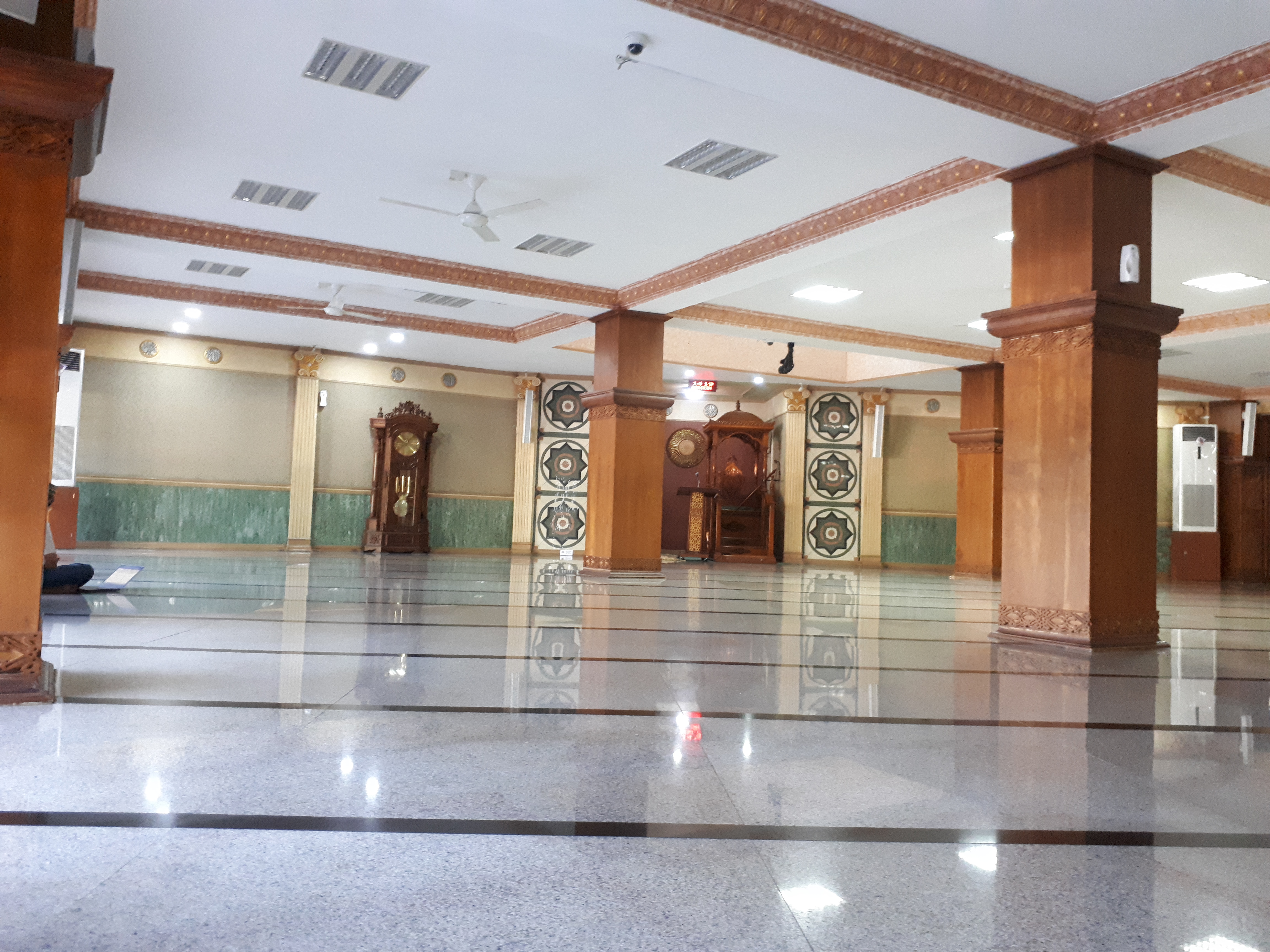 Sepinya masjid Pemkot Surabaya. Sepinya masjid Pemkot Surabaya.