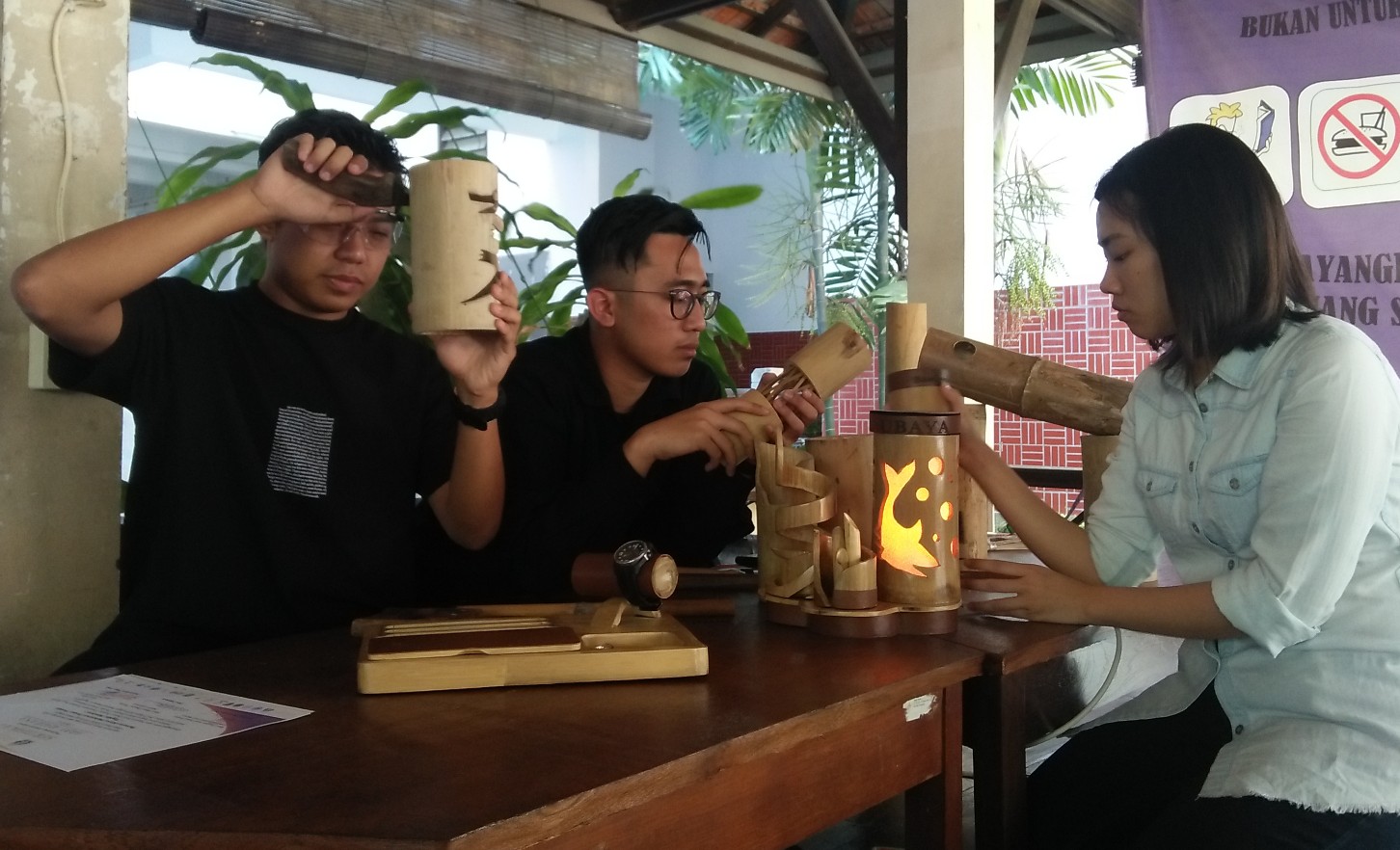 Dua mahasiswa Ubaya, Arby Maulana dan Prasetiya Marani Kartajaya (kiri)  saat sedang menunjukan kreasi 'Bambookoe'. Jum'at, 24 Mei 2019. (Foto: istimewa) 