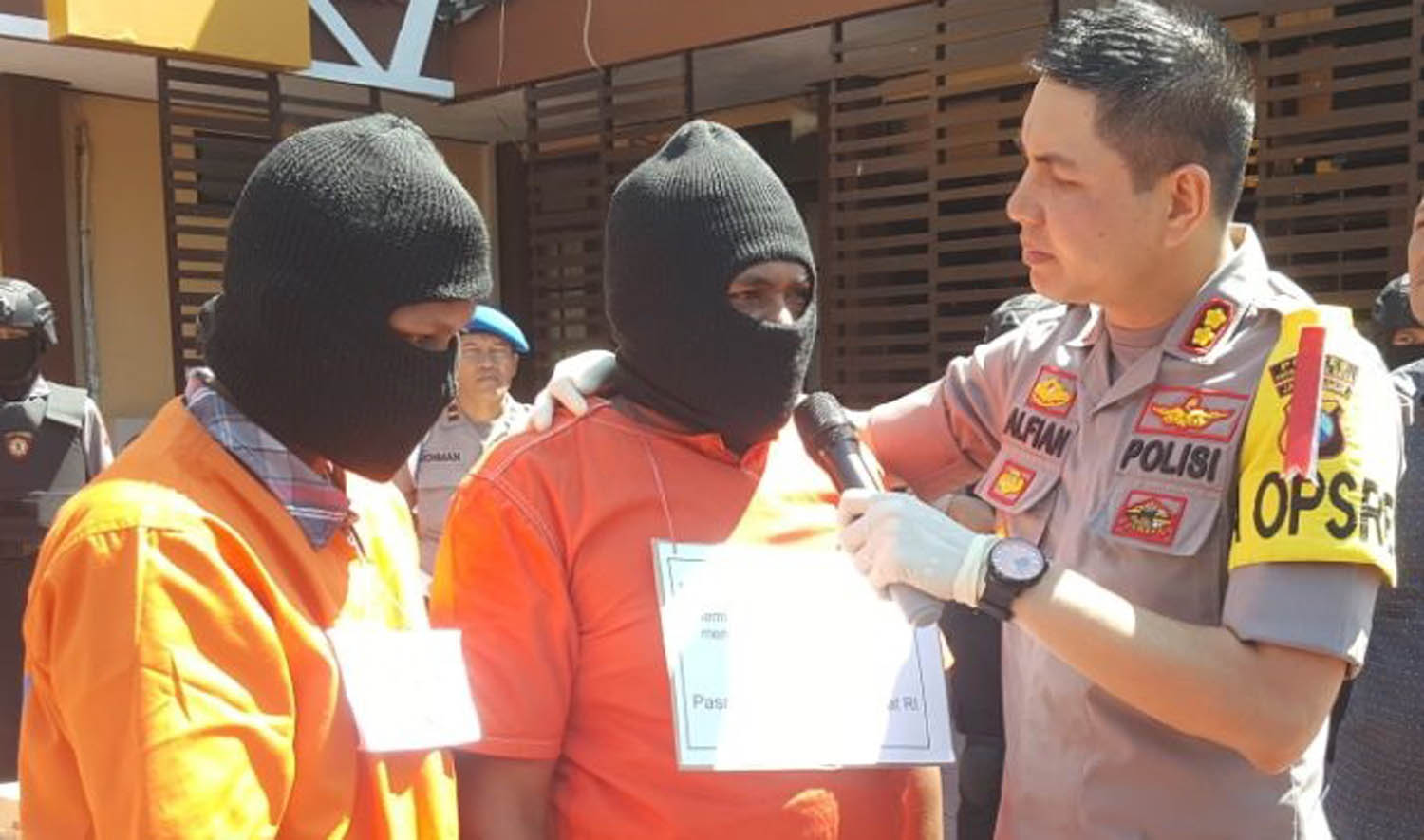 KAPOLRESTA Probolinggo, AKBP Alfian Nurrizal bersama dua tersangka pembuat petasan. (Foto: Ikhsan/ngopibareng.id)